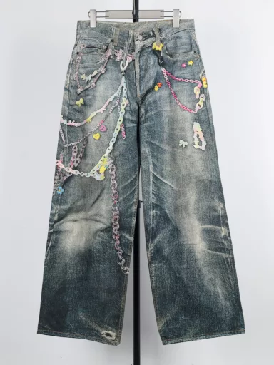 Eckney 1981M candy chain printed denim pantsThese pants are not real jeans, the denim twill and wash ink on the surface are all presented in a very realistic printing process. The pants are printed with pure cotton beige beaded floor cloth, with seasonal malleable visual 