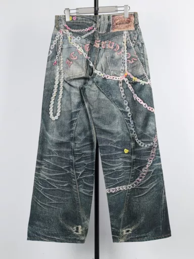 Eckney 1981M candy chain printed denim pantsThese pants are not real jeans, the denim twill and wash ink on the surface are all presented in a very realistic printing process. The pants are printed with pure cotton beige beaded floor cloth, with seasonal malleable visual 