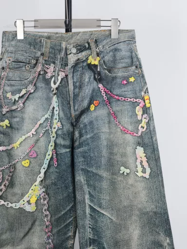 Eckney 1981M candy chain printed denim pantsThese pants are not real jeans, the denim twill and wash ink on the surface are all presented in a very realistic printing process. The pants are printed with pure cotton beige beaded floor cloth, with seasonal malleable visual 