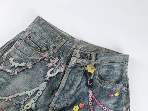 Eckney 1981M candy chain printed denim pantsThese pants are not real jeans, the denim twill and wash ink on the surface are all presented in a very realistic printing process. The pants are printed with pure cotton beige beaded floor cloth, with seasonal malleable visual 