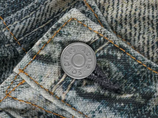 Eckney 1981M candy chain printed denim pantsThese pants are not real jeans, the denim twill and wash ink on the surface are all presented in a very realistic printing process. The pants are printed with pure cotton beige beaded floor cloth, with seasonal malleable visual 