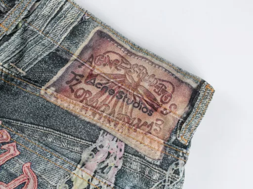Eckney 1981M candy chain printed denim pantsThese pants are not real jeans, the denim twill and wash ink on the surface are all presented in a very realistic printing process. The pants are printed with pure cotton beige beaded floor cloth, with seasonal malleable visual 