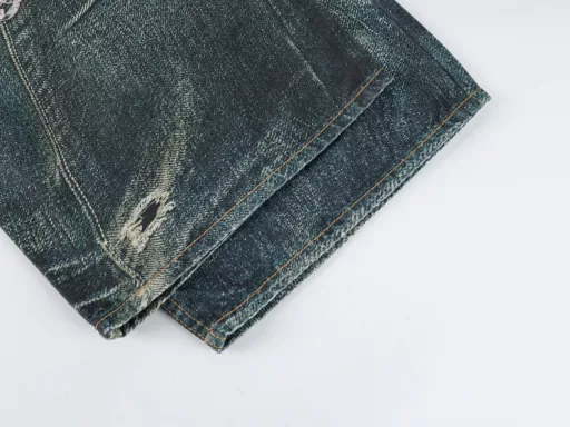 Eckney 1981M candy chain printed denim pantsThese pants are not real jeans, the denim twill and wash ink on the surface are all presented in a very realistic printing process. The pants are printed with pure cotton beige beaded floor cloth, with seasonal malleable visual 