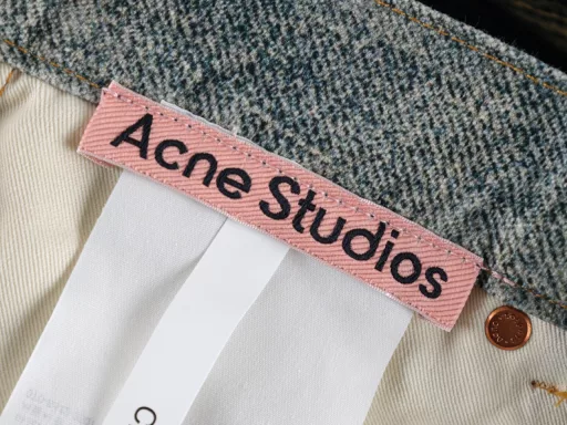 Eckney 1981M candy chain printed denim pantsThese pants are not real jeans, the denim twill and wash ink on the surface are all presented in a very realistic printing process. The pants are printed with pure cotton beige beaded floor cloth, with seasonal malleable visual 