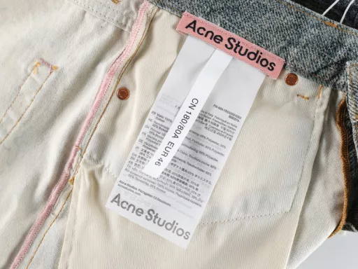 Eckney 1981M candy chain printed denim pantsThese pants are not real jeans, the denim twill and wash ink on the surface are all presented in a very realistic printing process. The pants are printed with pure cotton beige beaded floor cloth, with seasonal malleable visual 
