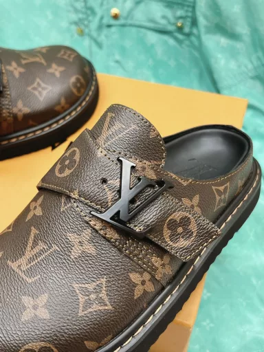 Louis VuittonLv Baotou slippers donkey brand2023 spring and summer latest explosive series…… 【 Couple color embossed flip-flops 】Senior lazy wind, never get tired of style, fashion degree full! Feel the details carefully