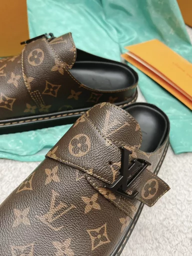 Louis VuittonLv Baotou slippers donkey brand2023 spring and summer latest explosive series…… 【 Couple color embossed flip-flops 】Senior lazy wind, never get tired of style, fashion degree full! Feel the details carefully