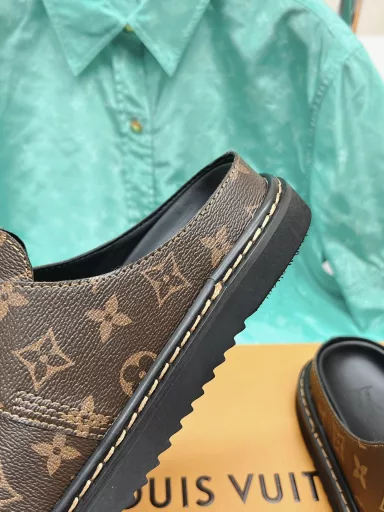 Louis VuittonLv Baotou slippers donkey brand2023 spring and summer latest explosive series…… 【 Couple color embossed flip-flops 】Senior lazy wind, never get tired of style, fashion degree full! Feel the details carefully