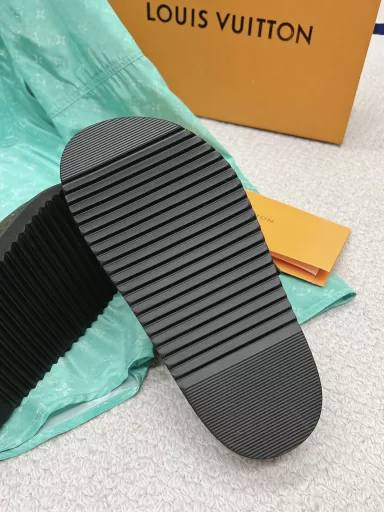 Louis VuittonLv Baotou slippers donkey brand2023 spring and summer latest explosive series…… 【 Couple color embossed flip-flops 】Senior lazy wind, never get tired of style, fashion degree full! Feel the details carefully