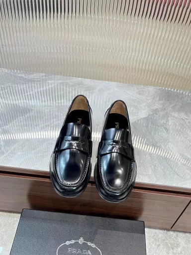 Prada high-end men's hot selling boutique casual leather shoes, imported open-edge beaded leather bright leather loafers will be industrial elements and modern charm of integration, toughness, folding resistance is not easy to deformation, durable wear! Imported waterdyed cowhide inner, imported leather outsole, top quality, welcome comparison
