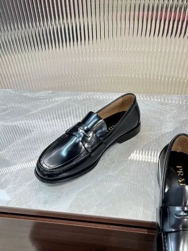 Prada high-end men's hot selling boutique casual leather shoes, imported open-edge beaded leather bright leather loafers will be industrial elements and modern charm of integration, toughness, folding resistance is not easy to deformation, durable wear! Imported waterdyed cowhide inner, imported leather outsole, top quality, welcome comparison