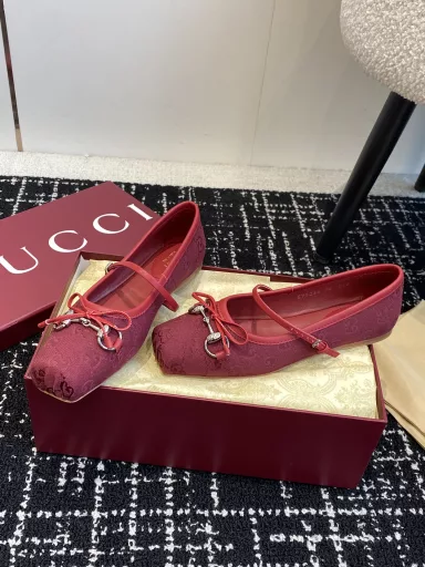 Gucci open hanging Mary Jane shoes are coming belong to Sabato's first explosive style is coming! Although Gucci early spring cruise this are scolding24 The latest horse title QQ show Mary Jane single shoes French retro feeling good charming at a glanceWhite and elegant ~ Whether it is worn with skirts or jeans, it looks feminine ~With a steady walk can also increase the length of the ballet shoes to continue the elegant essence of the transfer of hot love ~ double diamond buckle sandalsWe can't put it down. To meet everyone's needs, vivi home has always been beautiful and moving soft leather with classic generous buckle easily present summer romantic feelings hidden full of red heart, step by step