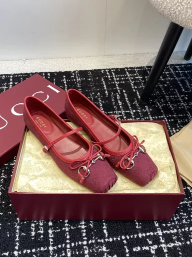 Gucci open hanging Mary Jane shoes are coming belong to Sabato's first explosive style is coming! Although Gucci early spring cruise this are scolding24 The latest horse title QQ show Mary Jane single shoes French retro feeling good charming at a glanceWhite and elegant ~ Whether it is worn with skirts or jeans, it looks feminine ~With a steady walk can also increase the length of the ballet shoes to continue the elegant essence of the transfer of hot love ~ double diamond buckle sandalsWe can't put it down. To meet everyone's needs, vivi home has always been beautiful and moving soft leather with classic generous buckle easily present summer romantic feelings hidden full of red heart, step by step