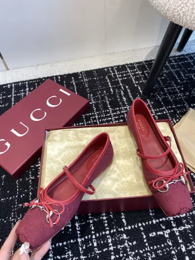 Gucci open hanging Mary Jane shoes are coming belong to Sabato's first explosive style is coming! Although Gucci early spring cruise this are scolding24 The latest horse title QQ show Mary Jane single shoes French retro feeling good charming at a glanceWhite and elegant ~ Whether it is worn with skirts or jeans, it looks feminine ~With a steady walk can also increase the length of the ballet shoes to continue the elegant essence of the transfer of hot love ~ double diamond buckle sandalsWe can't put it down. To meet everyone's needs, vivi home has always been beautiful and moving soft leather with classic generous buckle easily present summer romantic feelings hidden full of red heart, step by step
