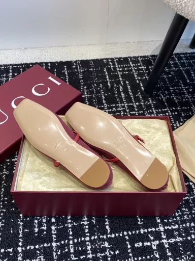 Gucci open hanging Mary Jane shoes are coming belong to Sabato's first explosive style is coming! Although Gucci early spring cruise this are scolding24 The latest horse title QQ show Mary Jane single shoes French retro feeling good charming at a glanceWhite and elegant ~ Whether it is worn with skirts or jeans, it looks feminine ~With a steady walk can also increase the length of the ballet shoes to continue the elegant essence of the transfer of hot love ~ double diamond buckle sandalsWe can't put it down. To meet everyone's needs, vivi home has always been beautiful and moving soft leather with classic generous buckle easily present summer romantic feelings hidden full of red heart, step by step