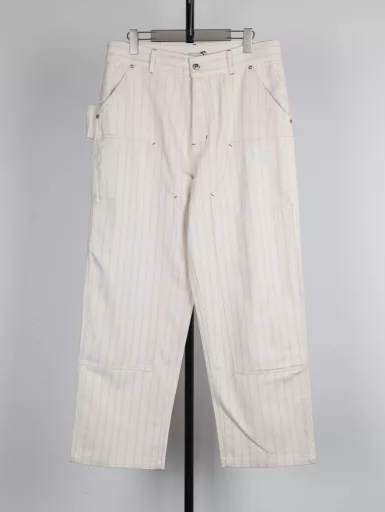 Dior striped Dio letter logging pantsWith French elegance as the base color, inject street inspiration into 25 new works, reconstruct classic silhouette with three-dimensional cutting, the whole adopts heavy cotton 2x2 canvas fabric, and uses imported yarn to weave high-density twill canvas. While ensuring the crisp shape of the version, the fabric feels very delicate, retains the original style, strong and durable, tool pockets on both sides of the pant leg, and double-knee canvas on the front. Double-layer fabric at the knee and thigh, multiple color matching details, loose straight cylinder version, low-key color interpretation of the relaxed feeling of wearing, the upper body is low-key and advanced, a very beautiful boutique, the needle car is firm and tight, the mold custom hardware opening and closing buckle washing standard accessories