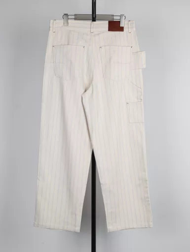 Dior striped Dio letter logging pantsWith French elegance as the base color, inject street inspiration into 25 new works, reconstruct classic silhouette with three-dimensional cutting, the whole adopts heavy cotton 2x2 canvas fabric, and uses imported yarn to weave high-density twill canvas. While ensuring the crisp shape of the version, the fabric feels very delicate, retains the original style, strong and durable, tool pockets on both sides of the pant leg, and double-knee canvas on the front. Double-layer fabric at the knee and thigh, multiple color matching details, loose straight cylinder version, low-key color interpretation of the relaxed feeling of wearing, the upper body is low-key and advanced, a very beautiful boutique, the needle car is firm and tight, the mold custom hardware opening and closing buckle washing standard accessories