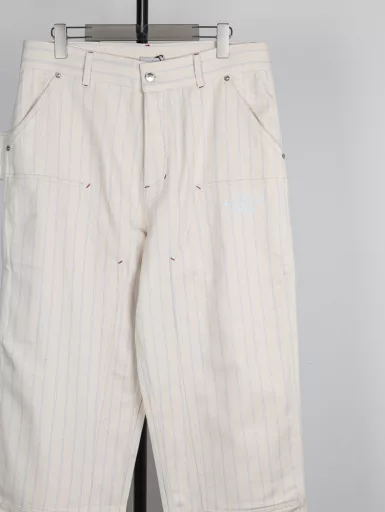 Dior striped Dio letter logging pantsWith French elegance as the base color, inject street inspiration into 25 new works, reconstruct classic silhouette with three-dimensional cutting, the whole adopts heavy cotton 2x2 canvas fabric, and uses imported yarn to weave high-density twill canvas. While ensuring the crisp shape of the version, the fabric feels very delicate, retains the original style, strong and durable, tool pockets on both sides of the pant leg, and double-knee canvas on the front. Double-layer fabric at the knee and thigh, multiple color matching details, loose straight cylinder version, low-key color interpretation of the relaxed feeling of wearing, the upper body is low-key and advanced, a very beautiful boutique, the needle car is firm and tight, the mold custom hardware opening and closing buckle washing standard accessories