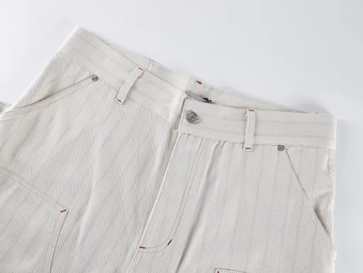 Dior striped Dio letter logging pantsWith French elegance as the base color, inject street inspiration into 25 new works, reconstruct classic silhouette with three-dimensional cutting, the whole adopts heavy cotton 2x2 canvas fabric, and uses imported yarn to weave high-density twill canvas. While ensuring the crisp shape of the version, the fabric feels very delicate, retains the original style, strong and durable, tool pockets on both sides of the pant leg, and double-knee canvas on the front. Double-layer fabric at the knee and thigh, multiple color matching details, loose straight cylinder version, low-key color interpretation of the relaxed feeling of wearing, the upper body is low-key and advanced, a very beautiful boutique, the needle car is firm and tight, the mold custom hardware opening and closing buckle washing standard accessories
