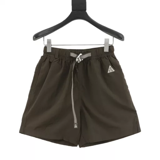 Nike ACG outdoor American five-minute woven quick-drying sports casual shorts Original development process details perfect restoration of a choice of shorts that can meet the needs of sports wear and can meet the needs of daily travel Original purchase development details perfect custom shipping fabric advantages cool breathable upper body super comfortable process details perfect restoration of the inner mesh bottom The three standards correspond to the shipping sticker barcode and the main standard code correspond to the same only for optimal quality waist elastic with drawstring to meet different waistlines Wearing careful acg brand small embroidery logo very detailed top shorts strong push