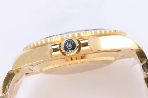 EW Rolex Submariner 41 series (original mold, size and thickness match the original)1⃣️Equipped with Rolex's new blue balance spring 3235 movement;2⃣️The same thickness as the original 12.5mm: watch diameter 41mm; ceramic bezel; sapphire crystal watch mirror;3⃣️Solid center axis; polished letter pins; top Swiss ice blue luminous, consistent with Rolex original luminous;4⃣️Highly transparent sapphire glass;5⃣️Top workmanship, each strap fits perfectly with the lugs, giving the highest comfort to the wrist;6⃣️18K gold ceramic letter bezel, durable and non-fading; (the manufacturer promises free replacement if it fades)Every extreme detail is the sincerity of EW factory's ingenuity!