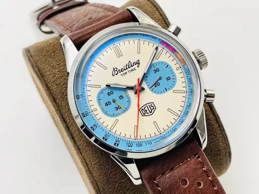 The Breitling Top Time A23310121G1X1 BN5 is a unique watch that combines extraordinary design.When the original Top Time was launched in the 1960s, the goal was clear: to create a series of “ultra-modern chronographs” that would meet the needs of “young, ambitious professionals.” This sports watch was not only popular with this group, but also with young female consumers, who were deeply attracted by its striking lines and undeniable elegance. Today, the Top Time series is a modern interpretation of this fashionable chronograph at the time, especially with the “Zorro dial” known to collectors, one of the most recognizable dials in the watchmaking world.1⃣️41 mm stainless steel case!2⃣️Pot-lid sapphire crystal!3⃣️Brown nubuck leather strap with stainless steel pin buckle.4⃣️Equipped with Asia-7750 chronograph movement, it is limited to 2,000 pieces worldwide. Exquisitely recommend men's multifunctional mechanical watches, carefully crafted for you to shoot ultra-realistic photos!TF Factory's masterpiece welcomes your appreciation!