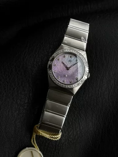 AS Omega fifth generation Constellation series 28mm Swiss quartz watch.The whole watch has been finely polished. The fit between the case and the claws, the Roman scale on the bezel and the restoration of the observatory on the bottom cover are comparable to the original.The dial uses mother-of-pearl material and unique etching technology to create the dial texture pattern, and the new Taiwan stone holder makes the lettering more delicate.The chamfers on both sides of the case and bracelet are hand-polished and polished by watchmakers to make the watch more refined! The style is gentle and moving, and the workmanship is exquisite. The most beautiful constellation, the first choice for ladies!