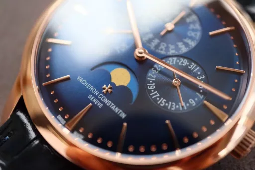 [The thinnest version on the Internet] Mx new product - Vacheron Constantin Patrimony Contemporaine Heritage Series Ultra-thin Perpetual Calendar Watch[Case]: The watch has a diameter of 41mm and a thickness of 9.4mm, which is only 0.03cm different from the thickness of the authentic product, making it the thinnest version on the Internet. The watch has simple lines and smooth contours, adhering to the consistent slimness and elegance of the Heritage Series. It is a 
