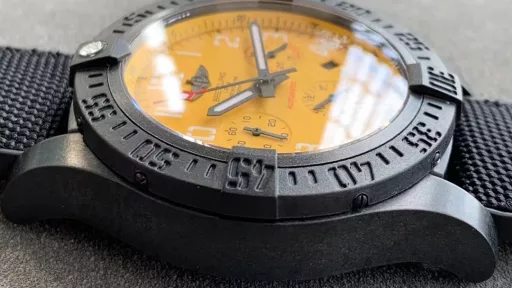 Breitling original one-to-one carbon fiber texture, the ultimate new work. The Breitling Avenger Hurricane series 45mm chronograph was purchased two years ago and disassembled for inspection. After many efforts by the watchmaker, it was finally cracked. It is made of Breitlight® material. Breitlight® is a thermoplastic resin with excellent high temperature resistance. It is a composite of polycarbonate and carbon fiber. The material is 3.3 times lighter than titanium and 5.8 times lighter than stainless steel, but it is stronger and can't be broken! It also has many advantages: scratches, polishing, corrosion resistance, anti-magnetic, anti-allergic, and has a warmer touch than metal, and presents the mottled visual effect of carbon fiber. (The raw materials are purchased in Switzerland, which is hard-won. Don't miss it if you like it) The real thing looks better