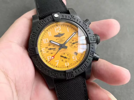 Breitling original one-to-one carbon fiber texture, the ultimate new work. The Breitling Avenger Hurricane series 45mm chronograph was purchased two years ago and disassembled for inspection. After many efforts by the watchmaker, it was finally cracked. It is made of Breitlight® material. Breitlight® is a thermoplastic resin with excellent high temperature resistance. It is a composite of polycarbonate and carbon fiber. The material is 3.3 times lighter than titanium and 5.8 times lighter than stainless steel, but it is stronger and can't be broken! It also has many advantages: scratches, polishing, corrosion resistance, anti-magnetic, anti-allergic, and has a warmer touch than metal, and presents the mottled visual effect of carbon fiber. (The raw materials are purchased in Switzerland, which is hard-won. Don't miss it if you like it) The real thing looks better