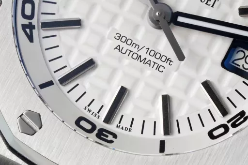 IPF creates classics - the king of diving, Audemars Piguet 15710! 3120 integrated movement, creating the strongest replica inside and outsideThe case is polished multiple times, just to match the angular data, and the material feels consistent;The strongest movement plate is polished, and the color is automatically supported by 18K rose gold with special color adjustment;The most user-friendly loose head grain buffer area ensures that it matches the original design;The most three-dimensional and neat disk 