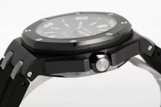 ZF factory creates a new ceramic art to create the ultimate black and white diving sports watch Audemars Piguet Royal Oak Offshore Series 15707 Series[Case] ​​42MM black and white ceramic is fired at high temperature and high pressure, with strong lines and fashionable colors, which is refreshing. The surface of the ceramic is brushed, making the appearance more tough and gorgeous, and continuing the consistent waterproof performance of the Royal Oak Offshore, ensuring reliability in diving sports. The diving timing display is a two-layer bezel inside the dial, which is controlled by the crown at 10 o'clock, and the crown at 3 o'clock controls the winding and adjustment time. Both are screw-in structures.[Dial] Decorated with the brand's traditional 