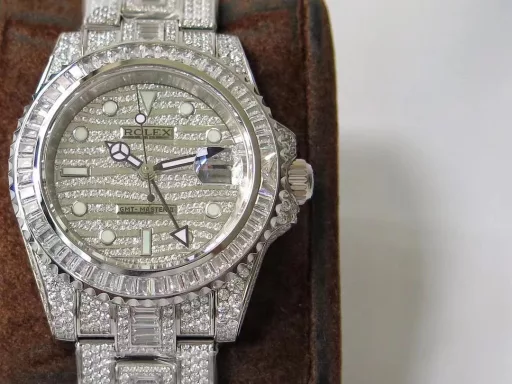 Extremely luxurious, TW challenges a new height of reproduction - perfectly restores the most expensive Rolex starry sky watch in history - Rolex GMT-Master II pavé diamond special edition - ROLEX116769TBR-74779B[Case] ​​The watch size is 40mm. Made of Germany's top 904L Oyster steel. The dial, bezel, case and bracelet are densely inlaid with the top Swarovski diamonds. Try to restore the invincible texture of the authentic luxury.[Strap] Made of 904L Oyster steel, the Oyster strap was launched in the late 1930s. It consists of three rows of wide and flat links. It is extremely strong. The entire bracelet is also neatly and meticulously inlaid with beautiful diamonds, and the effect is brilliant.[Movement] It uses the top Seagull 2824GMT dual time movement.