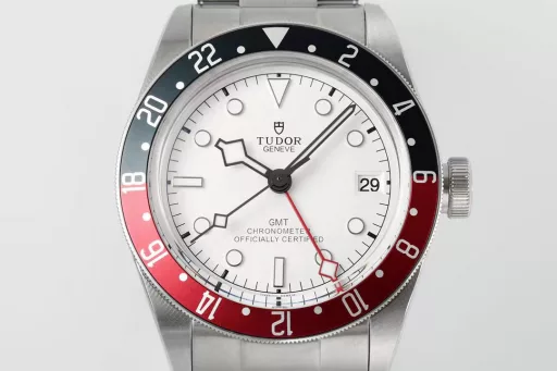 ZF shows its lofty ambition! Biwan Greenwich[Case] ​​41mm diameter, frosted 316L stainless steel case, bidirectional rotating outer bezel, with burgundy and dark blue anodized aluminum bezel to display multiple time zone functions. The eye-catching matte rotating outer bezel incorporates the iconic dark blue and burgundy of the Biwan series into the color scheme, paying tribute to the bold aesthetics of early watches.[Dial] The new egg white dial collides with its classic color scheme to create a new spark. Unlike pure white, the egg white color faintly flashes silver luster as the light changes. After electroplating, the dial presents a white-gray matte texture, and the darker color around the hour markers brings an unexpected color contrast effect, reminiscent of the golden age of commercial aviation in the mid-twentieth century. This dial is not only beautiful and charming, but also clear and easy to read.[Strap] The rivet strap is known for its unique design features. The links on both sides of the strap are connected by rivet heads, presenting a unique stepped structure. The strap perfectly combines the above two aesthetic features, and uses solid links and laser-finished rivet heads, incorporating modern manufacturing technology.ZF fully demonstrates its strong technical research and development capabilities. For pure mechanical watch enthusiasts, this Tudor Biwan Greenwich model will also become their must-have choice
