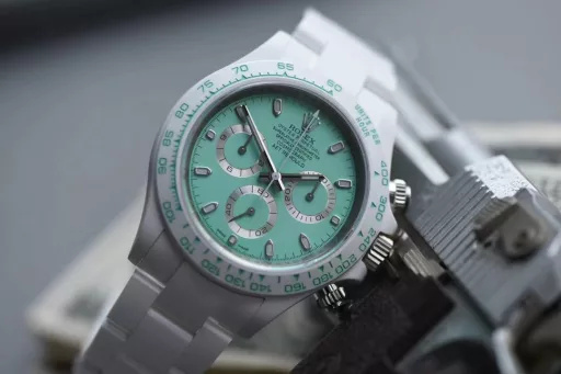 【ZF.Factory New Creative Modification】Dare to be the first in the world - create the first subversive Rolex Daytona chronograph in China, the king of the watch, truly experience limited edition!Super nano ceramic imported from Germany! It is the only one in the industry. The case, bracelet, Cerachrom ceramic solid outer ring and tachymeter scale are all made of the latest developed super nano ceramic material. This material can not only achieve the effect of scratch resistance, wear resistance and anti-fouling, but also greatly enhance the pressure resistance and waterproof performance of the watch. The dial scale is filled with Swiss super luminous material, so that you can still see the time clearly in the absence of light.From the original mold to 100% restoration, every detail has been precisely polished and repeatedly inspected hundreds of times to ensure the quality of each watch, equipped with ShanghaiCal.4130 movement, with a swing frequency of 28,800 times/hour. The power reserve time reaches 72 hours+. The diameter of the watch: 40 x 12.4mm, the weight is only 108g, light and comfortable, and the wearing feeling is unparalleled.Produced by ZF Factory, it injects infinite creativity and life into your watch, creating classics that are difficult to surpass!