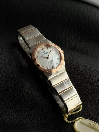 AS Omega fifth generation Constellation series 28mm Swiss quartz watch.The whole watch has been finely polished. The fit between the case and the claws, the Roman scale on the bezel and the restoration of the observatory on the bottom cover are comparable to the original.The dial uses mother-of-pearl material and unique etching technology to create the dial texture pattern, and the new Taiwan stone holder makes the lettering more delicate.The chamfers on both sides of the case and bracelet are hand-polished and polished by watchmakers to make the watch more refined! The style is gentle and moving, and the workmanship is exquisite. The most beautiful constellation, the first choice for ladies!