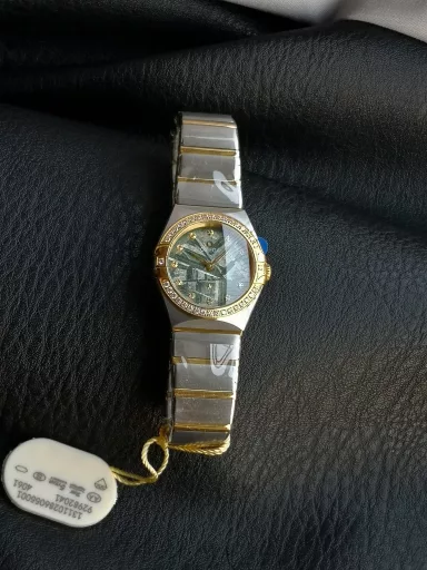 AS Omega fifth generation Constellation series 28mm Swiss quartz watch.The whole watch has been finely polished. The fit between the case and the claws, the Roman scale on the bezel and the restoration of the observatory on the bottom cover are comparable to the original.The dial uses mother-of-pearl material and unique etching technology to create the dial texture pattern, and the new Taiwan stone holder makes the lettering more delicate.The chamfers on both sides of the case and bracelet are hand-polished and polished by watchmakers to make the watch more refined! The style is gentle and moving, and the workmanship is exquisite. The most beautiful constellation, the first choice for ladies!