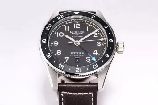 Longines launches the new Spirit Pioneer ZuIu Time watch!1⃣️Diameter 42 mm, frosted lettering, frosted ceramic bezel, bidirectional rotation, synchronized with the official website!2⃣️The bezel is decorated with black, green and blue ceramic inlays, marked with 24-hour scale and Super-LumiNova fluorescent inverted triangle, indicating the time information of the second time zone.3⃣️The disk is also decorated with a flying wing hourglass pattern and five star reliefs. There is a date window at 6 o'clock.4⃣️The sapphire crystal mirror is slightly arched, and both the inside and outside are treated with anti-glare coating. The bidirectional rotation is precise and smooth. The watch is equipped with a screw-in crown that is easy to grip and adjust, and the sealed case back is fixed by 6 screws, with excellent water resistance of 100 meters.5⃣️Stainless steel bracelet or brown/yellow/blue Italian calfskin, with a safety buckle, excellent, comfortable and sturdy.6⃣️The 2836 movement is modified into the original L844.4 automatic winding movement, which can provide up to 48 hours of power reserve and is certified by the Swiss Official Observatory (COSO).Welcome all watch friends to appreciate it!