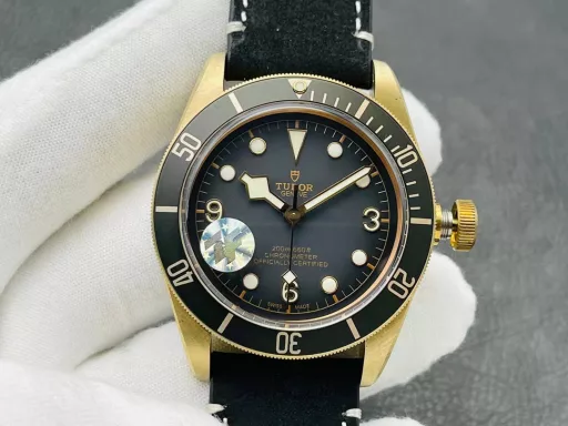 [ZF Factory 2021 Annual Masterpiece] V3 Upgraded Version The most sentimental watch - Tudor Biwan Bronze - M79250BA-0001 watch.1⃣️ [Case] ​​The watch size is 43 mm. As a pioneer of bronze materials, it not only strives for perfection in details. In terms of material, the perfect use of [aluminum bronze] (Note: Aluminum blue has a slow oxidation process and does not produce green rust, and has higher hardness and more weight) ZF products guarantee the effect of genuine oxidation and restore the unique style of the watch.2⃣️ [Strap buckle] Hand-stitched Italian cowhide and frosted treatment, the appearance is more retro, and it is perfectly matched with the aluminum bronze pin buckle.3⃣️ [Movement] The Seagull 2824 automatic winding movement with the least repair and the most stable travel time is adopted.Bronze artifacts are matched with god-level reproductions, and ZF's new generation of bronze artifacts are appreciated together!ZF Factory's masterpiece welcomes your appreciation!