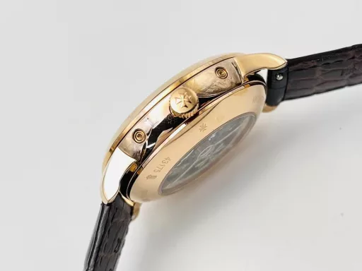 The highest version on the market, Vacheron Constantin Historical Masterpiece Series 3100V/000R_B422 Perpetual Calendar Multi-Function Watch!1⃣️Equipped with the same movement as the original, the balance wheel is exactly the same as the original, and all functions can be used normally.2⃣️Improved the curvature of the four corners of the case, the dial color curvature is more consistent, the 12 scales are polished more delicately, and the overall look is closer to the counter!3⃣️Paired with Italian cowhide to make the wrist more comfortable!TWS Factory boutique replica, please appreciate your appreciation