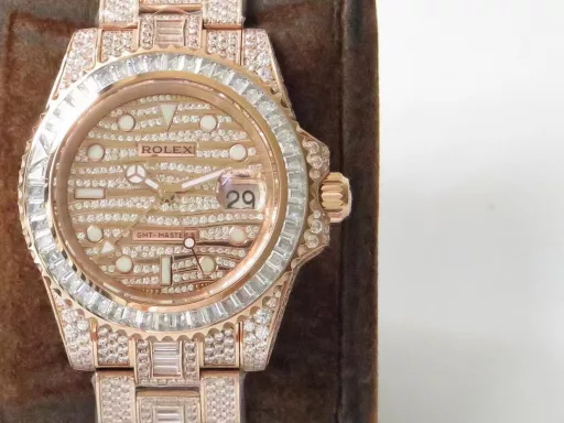 Extremely luxurious, TW challenges a new height of reproduction - perfectly restores the most expensive Rolex starry sky watch in history - Rolex GMT-Master II pavé diamond special edition - ROLEX116769TBR-74779B[Case] ​​The watch size is 40mm. Made of Germany's top 904L Oyster steel. The dial, bezel, case and bracelet are densely inlaid with the top Swarovski diamonds. Try to restore the invincible texture of the authentic luxury.[Strap] Made of 904L Oyster steel, the Oyster strap was launched in the late 1930s. It consists of three rows of wide and flat links. It is extremely strong. The entire bracelet is also neatly and meticulously inlaid with beautiful diamonds, and the effect is brilliant.[Movement] It uses the top Seagull 2824GMT dual time movement.