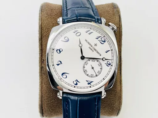 MKF Factory Vacheron Constantin Historical Masterpiece Series American 1921 Watch Series!1⃣️Equipped with a customized version of Danton 2824 two-and-a-half-hand movement, it has strong stability!2⃣️The 40MM diameter, unique commemorative pillow-shaped case is based on the early cushion-shaped case design, integrating the current noble materials, craftsmanship and aesthetic concepts to reshape the classics!3⃣️The crown is offset from the center and located in the upper right corner of the case, making it more comfortable to wear. At the same time, this design also comes from the early cushion-shaped watch!4⃣️The dial scale is arranged diagonally with the case as a reference, which is very distinctive; the polished pink gold Maltese cross at 12 o'clock on the dial makes the dial more prominent!5⃣️Black oxidized hour and minute hands, bar-shaped black oxidized small second hand, elegant and unique!6⃣️The back of the watch is made of a transparent sapphire crystal case back, which is locked with screws, so that the exquisite polishing of Vacheron Constantin's top movement can be seen at a glance.7⃣️The watch is paired with a hand-stitched square calfskin strap with a polished half Maltese cross design pin buckle!MKF Factory's masterpiece is welcome to appreciate it!