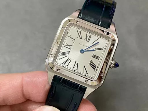 F1 The only one in the market with the same version of the head grain, perfectly restored Cartier's classic work, Cartier Santos. Dumont series, with smooth contours, simple and elegant, is very in line with the trend of contemporary gentlemen. Large watch diameter 46.633.9mm, medium watch diameter: 43.531.4mm, small watch diameter: 38*27.5mm; Swiss quartz movement Compared with round watches, square watches are particularly unique due to their angular design. When it comes to classic square watches, Cartier's Santos is naturally on the list. Santos watches are not only a model of square watches, but also considered to be 