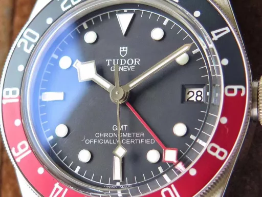 ZF's Best Product of the Year [Biwan Small Shield Retro Chic]ZF shockingly launched the Tudor Biwan Series M79030N-0001 watch, red triangle, gold hour markers, small size, cleverly combining the brand's traditional aesthetics with contemporary watchmaking craftsmanship, and full of retro charm.[Case] ​​The watch size is 41mmX11.9mm. ZF accurately restores a thinner and more delicate shell. Like the original, the lug spacing is also reduced to 20mm. The proportion is just right and it fits the slender wrist better. The exquisite and extraordinary case, the beveled edges are polished and retouched by ZF watchmakers, and will not scratch the hands, and the perfect taste of the original tough retro is realized.[Strap] Synchronized with the original 