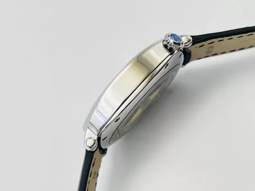 MKF Factory Vacheron Constantin Historical Masterpiece Series American 1921 Watch Series!1⃣️Equipped with a customized version of Danton 2824 two-and-a-half-hand movement, it has strong stability!2⃣️The 40MM diameter, unique commemorative pillow-shaped case is based on the early cushion-shaped case design, integrating the current noble materials, craftsmanship and aesthetic concepts to reshape the classics!3⃣️The crown is offset from the center and located in the upper right corner of the case, making it more comfortable to wear. At the same time, this design also comes from the early cushion-shaped watch!4⃣️The dial scale is arranged diagonally with the case as a reference, which is very distinctive; the polished pink gold Maltese cross at 12 o'clock on the dial makes the dial more prominent!5⃣️Black oxidized hour and minute hands, bar-shaped black oxidized small second hand, elegant and unique!6⃣️The back of the watch is made of a transparent sapphire crystal case back, which is locked with screws, so that the exquisite polishing of Vacheron Constantin's top movement can be seen at a glance.7⃣️The watch is paired with a hand-stitched square calfskin strap with a polished half Maltese cross design pin buckle!MKF Factory's masterpiece is welcome to appreciate it!