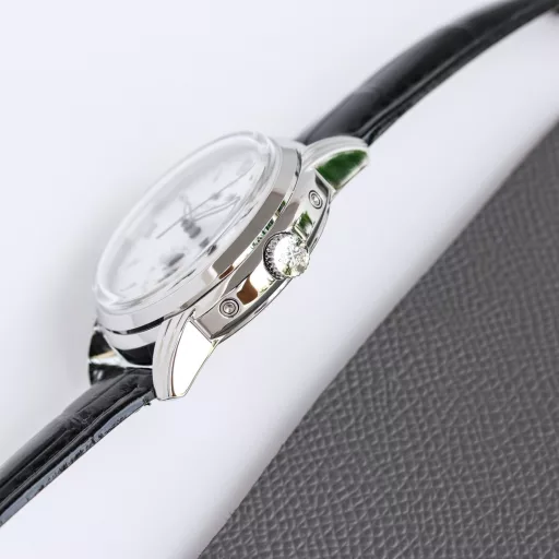 A classic timepiece made with a lot of money - Patek Philippe 5320G-001 Super Complex Function Timepiece The double-layer stainless steel case with a diameter of 40 mm is stamped in one piece, paying tribute to the classic design language. The cream-colored dial creates a retro atmosphere. The edge of the dial is engraved with fine minute and second scales, with gold Arabic numerals and five-minute convex scale nails, which is more three-dimensional. The hour and minute hands are based on the Patton design, with a long and pointed needle tip. This characteristic shape echoes the hands of the Ref. 1463 chronograph in the 1950s. The moon phase display and date sub-dial are at 6 o'clock on the dial. All the perpetual calendar logos are very good and can be read at a glance. The interior is equipped with a replica 324 S Q automatic winding movement, which is a hardcover version of the legendary 324 automatic winding movement. The movement bridge is chamfered, the edges are carefully polished, the main plate is decorated with fish scales, and the plywood is decorated with Geneva waves. The surface of the plywood is engraved with gold, the screw grooves are polished and chamfered, and even the drill holes are polished. Paired with a chocolate brown leather strap, it further brings out the retro atmosphere. Full of classic atmosphere, welcome watch friends to appreciate it