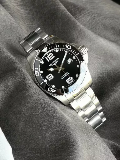 VS Limited Edition: Longines Sports Series L3.781.4.56.6 watch, stainless steel case and bracelet, black ceramic, unidirectional rotating bezel, black sun-grained dial, 3 Arabic numerals and 10 synthetic gemstone hour markers, coated with Super-LumiNova®; rhodium-plated hour, minute and second hands, red chronograph hands, coated with Super-LumiNova®, equipped with L888 automatic machinery, 43 mm.