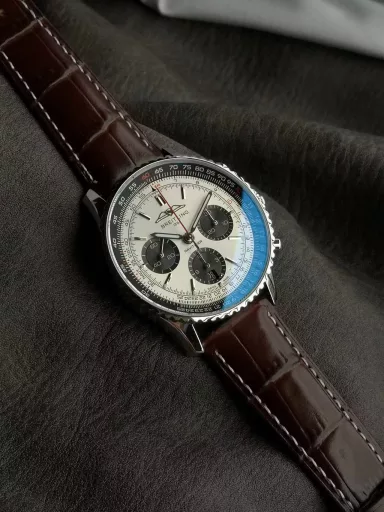 Breitling's new Navitimer celebrates its 70th anniversary, and Breitling reinterprets the classic watch with bold colors. With a size of 43mm, the iteration is undoubtedly an authentic aviation chronograph, with a circular flight slide rule, a stick scale, three small dials and a grooved bezel for easy grip, and the new OXF B01 movement