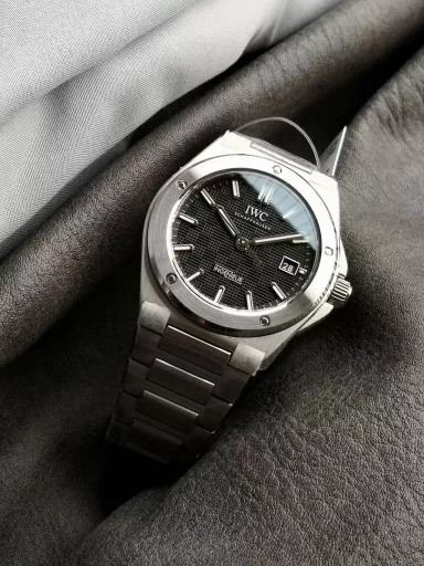 Seven-star recommendation: Ingenieur engineer watchIWC launched a new generation of Ingenieur engineer watch at Watches & Wonders Geneva in 2023, designed by Gérald Genta, returning to the classic Ref. 1832 designed by Gérald Genta in the 1970s.The 40mm case combines vertical brushing, circular brushing and mirror polishing, and the carefully reconstructed lines present a softer and smoother outline. The thickness is 10.7mm.The bezel is tightly fixed by 5 screws, and the lug details and H-shaped bracelet adopt a new design that is more ergonomic and can fit the wrist more comfortably.The most special thing about the new work is that the dial reproduces the 