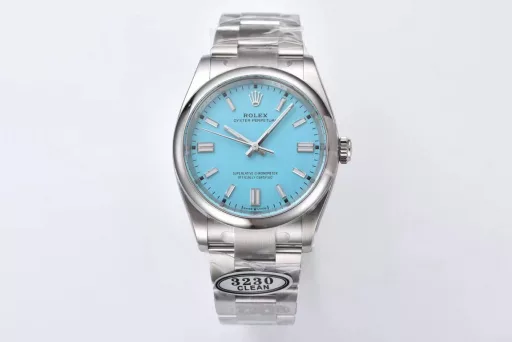 This 36mm constant motion is equipped with 3230 movement completely one to one open mold followed by true to false contrast all accessories are very similar, especially Tiffany blue one to one disassembly. Familiar watch friends know that the price of the same silver face is only about 5w, but the price of Tiffany blue was once fried to 20w because of the particularity of color matching. The logo on the buckle is also a technological breakthrough. cnc engraving with regular shape and light finish on the inside.Luminous powder using the original sl blue luminous powder, so accompanied by rough and black spots to particularity. The friends who have played or met should not be too strange. This is already a characteristic of Rolex.